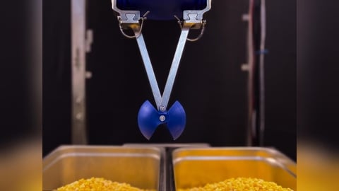 食品工廠人力荒怎麼解?AI機器人從餐食組裝接手高重複勞動