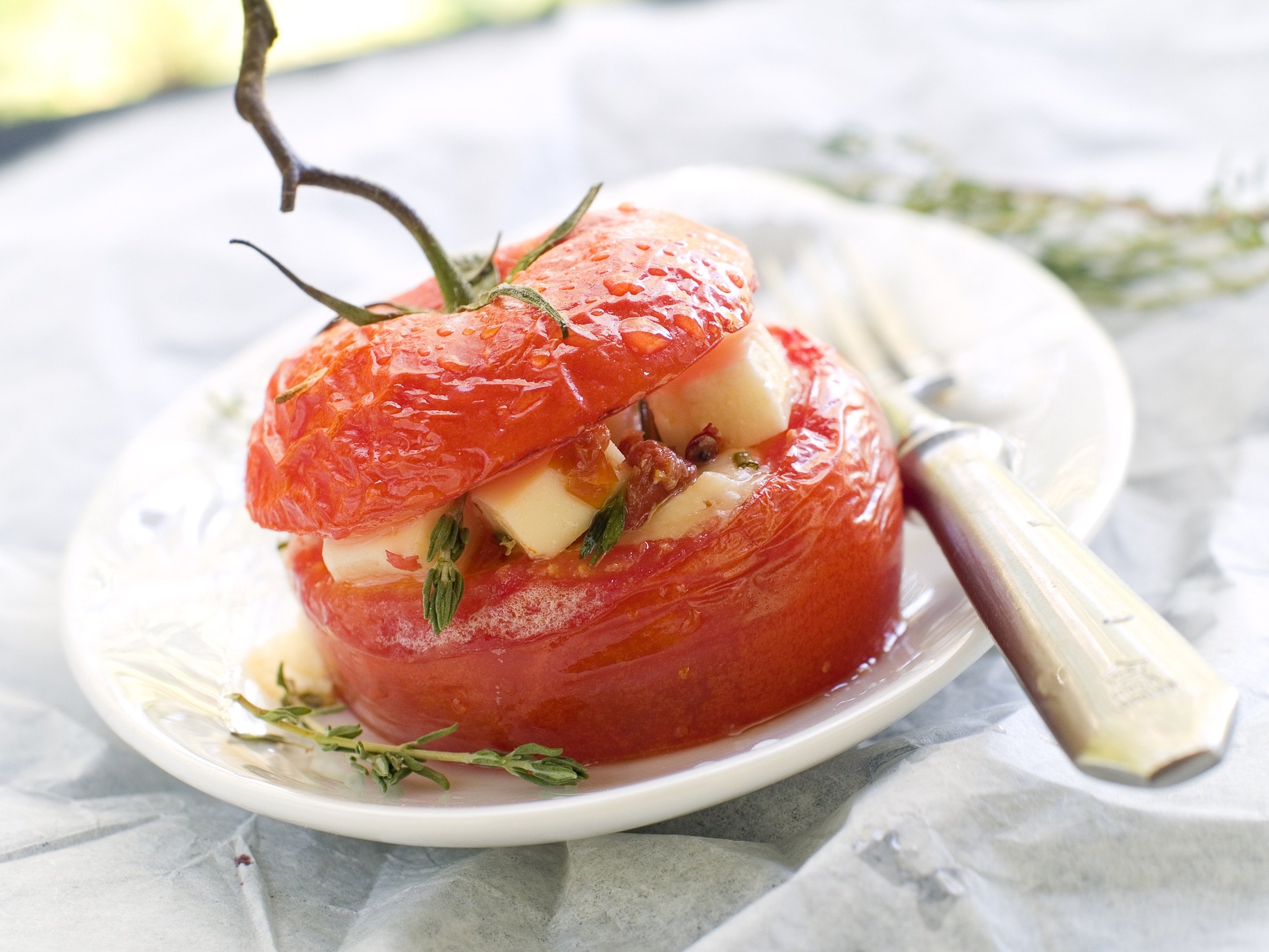 烤蕃茄也是很熱門的料理，蕃茄烤過之後會有甜味，加上起士的乳香味，在冬日會帶來溫暖的感覺。圖/123RF圖庫