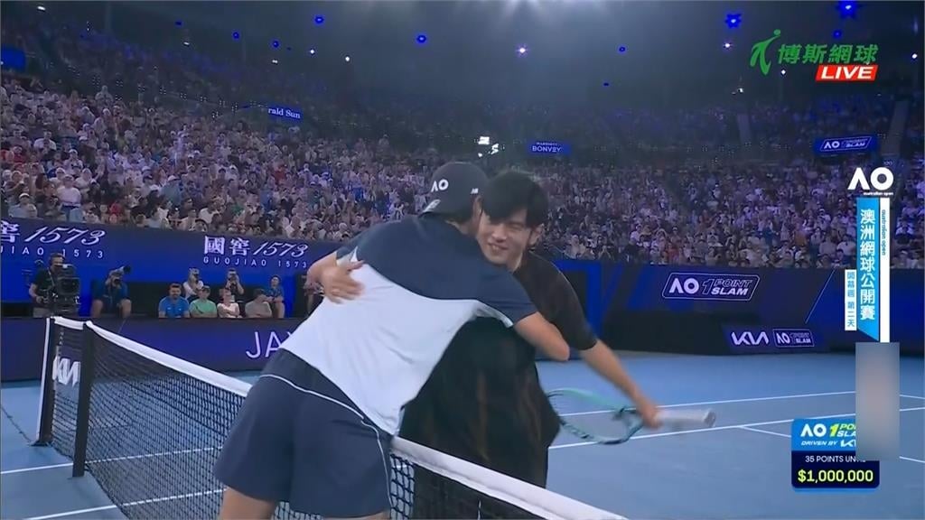 網球／周杰倫澳網一分大滿貫初體驗！丟墨鏡很帥但完全沒碰到球