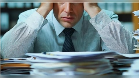 睫毛倒插、跌倒請假通通有！新人入職45天只出勤7天　網：職場蟑螂現身