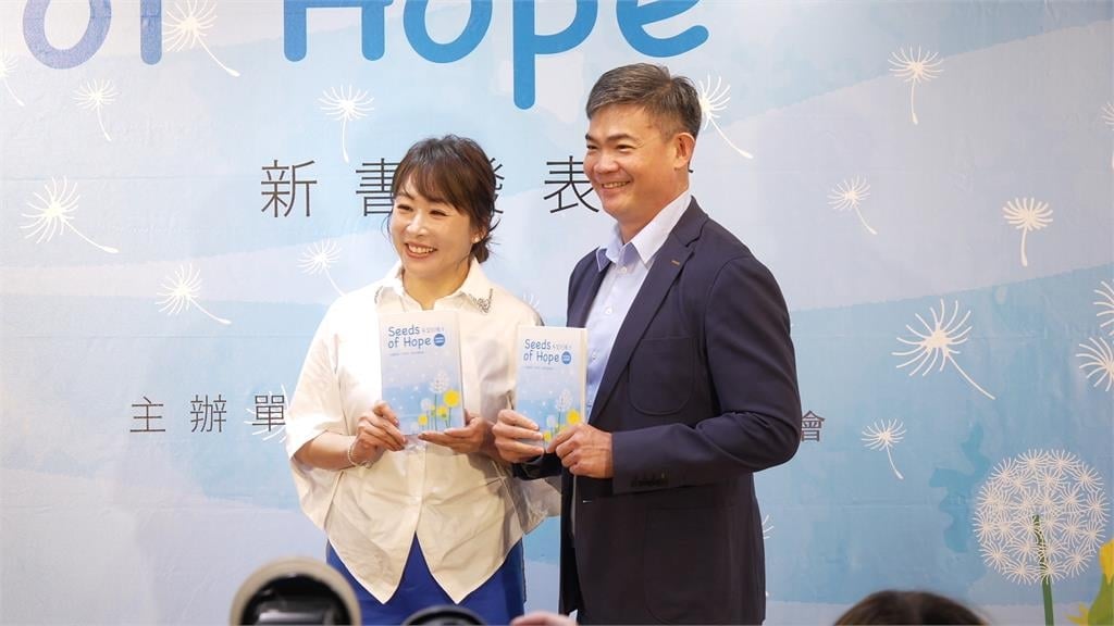 挺過外遇風波！　連勝武、路永佳連袂出席新書發表會