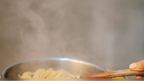 煮麵水滾到溢出！達人教神奇妙招「下鍋前加這個」爐台乾乾淨淨