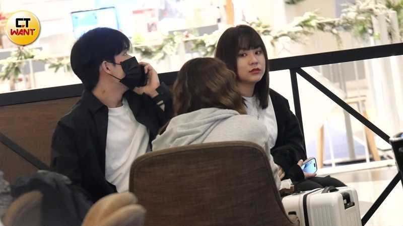 郭方儒脖子上有塊明顯的瘀青，貌似是「草莓痕」。（圖／本刊攝影組）