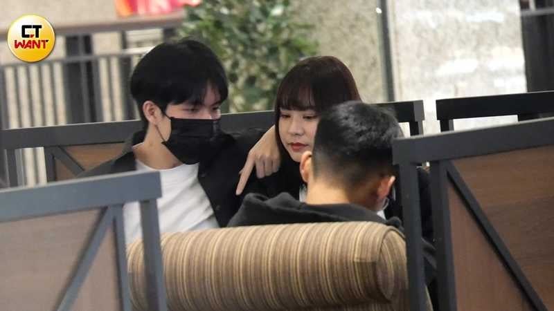 郭方儒在講話時，手非常自然就搭上陳詩穎的肩膀。（圖／本刊攝影組）