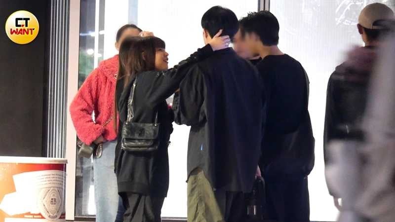 陳詩穎一邊講話一邊伸手攬住郭方儒的脖子，動作十分親暱。（圖／本刊攝影組）