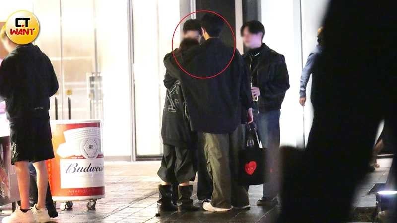 郭方儒不時勾著陳詩穎，關係已不言而喻。（圖／本刊攝影組）