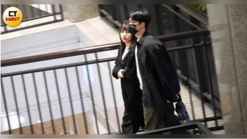 熱戀種草莓1／掰了邱思琹　郭方儒雨中陪新歡大跳