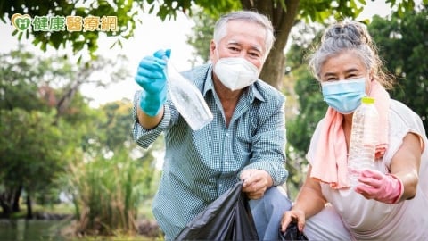 行善也能幫自己！研究：每週助人2小時　大腦老化減緩、失智風險降