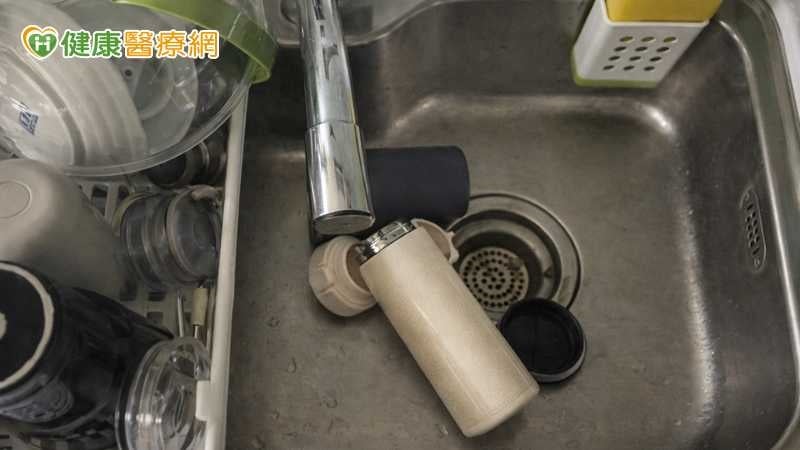 保溫杯裝熱飲最怕「溫度掉下來」　毒物醫：夏1小時、冬2小時內喝完