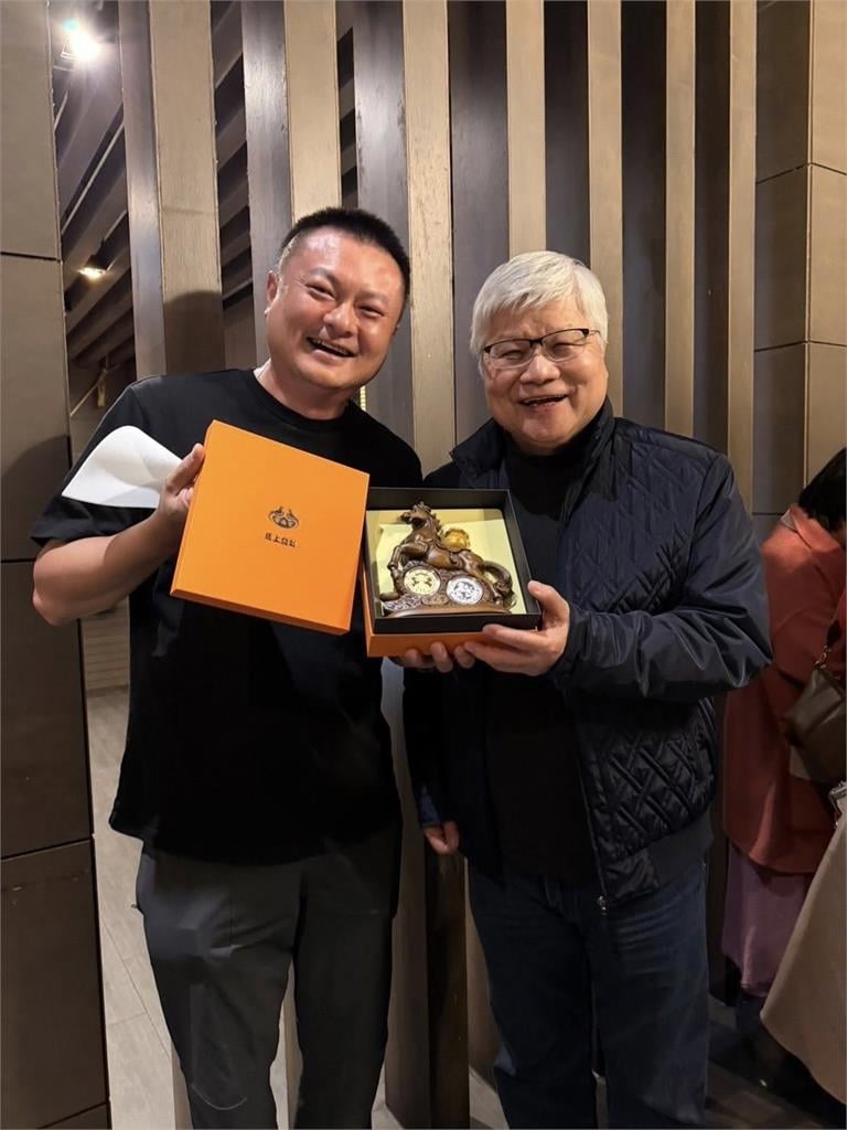 台中吃烤鴨「帥阿北」竟是魏哲家！被問「黃仁勳也要來？」店家神秘回3字