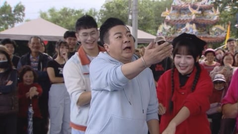 《綜藝大集合》董至成暴打胡瓜又踹椅！直擊「失控行為」觀眾全嚇傻