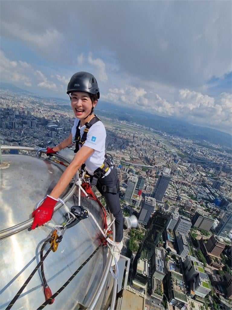 賈永婕為宣傳「狂人攀台北101」親自下海試爬！驚悚畫面曝她喊：我瘋子