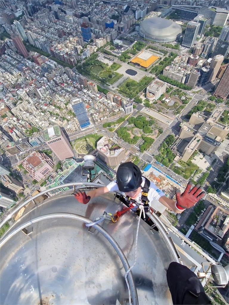 賈永婕為宣傳「狂人攀台北101」親自下海試爬！驚悚畫面曝她喊：我瘋子