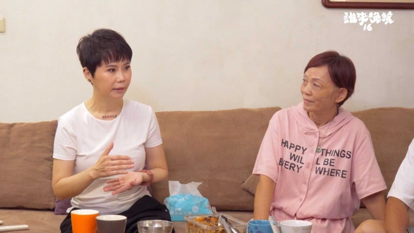 詹雅雯（左）受到阿嬤鐵粉熱情招待。（圖／公共電視提供）