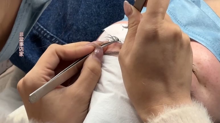 美睫店不接４０歲以上客人還稱長輩　網友討熱討論