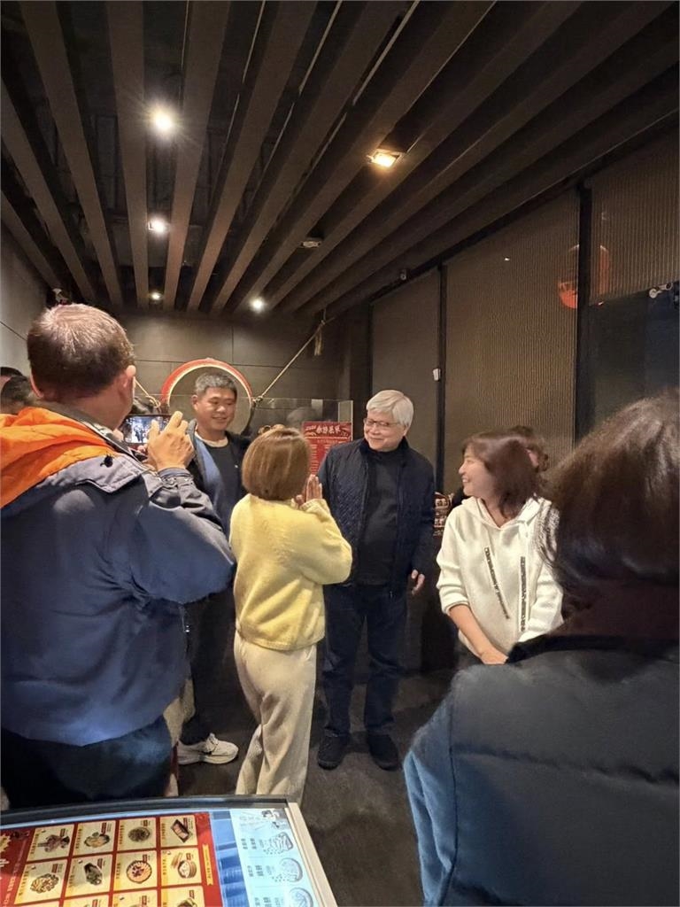 野生魏哲家出沒台中烤鴨店　台積電總裁親民互動引發熱議