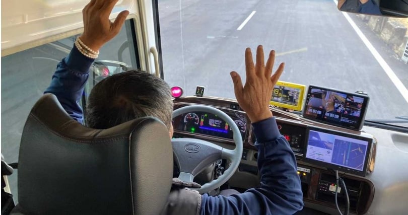 台灣近年積極推動自駕車發展，相關制度設計幾乎全權交由車安中心主導。學者憂心，若沿用過往審議會模式，發展恐長期停留在「沙盒」階段。圖為台灣測試自駕公車。（圖／報系資料照）