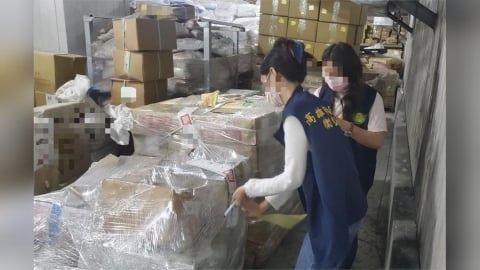 高雄倉庫驚見925公斤逾期食品   最久「雞排過期快8年」