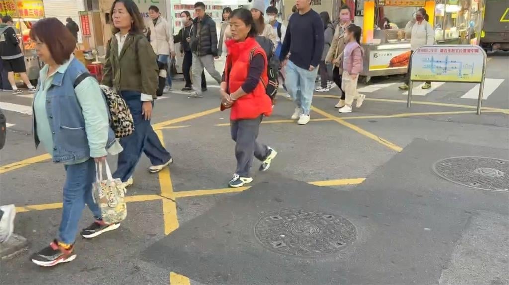 斑馬線上擺攤？基隆夜市「阻通行」惹議　攤商冤喊：我們先申請的