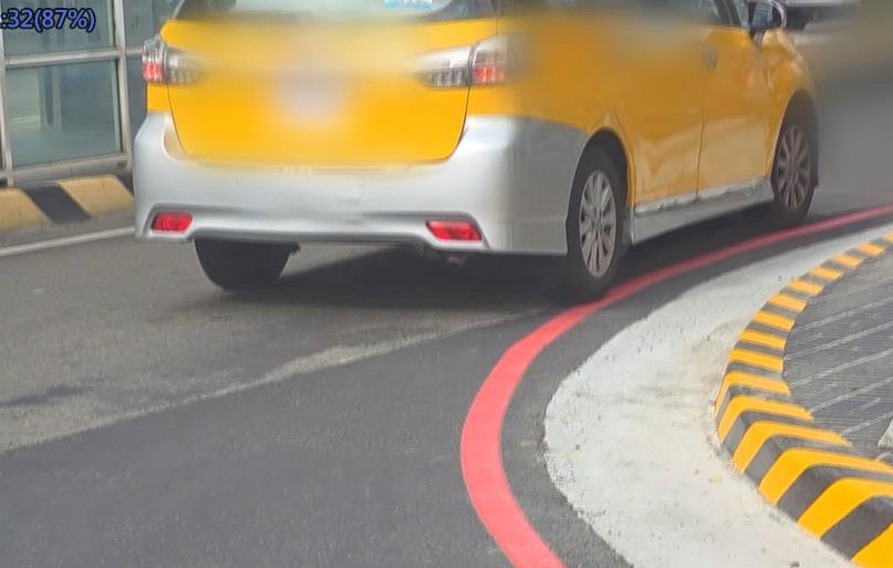 計程車「綠燈驟停.紅線放乘客」沒被罰！　被罰卻因「這法律」