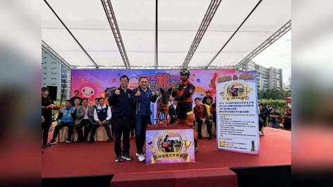 出席新北119消防節！親授階搜救犬「阿夸」　侯友宜：防災是全民課題