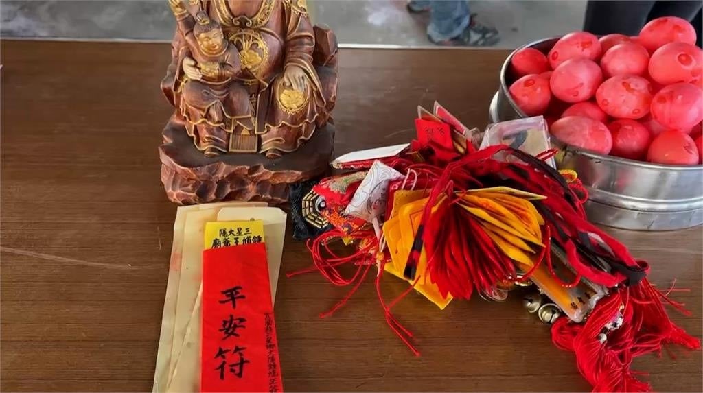 平安符「亂丟垃圾桶」等同褻瀆神明！命理師曝標準流程：先稟告、後燒化
