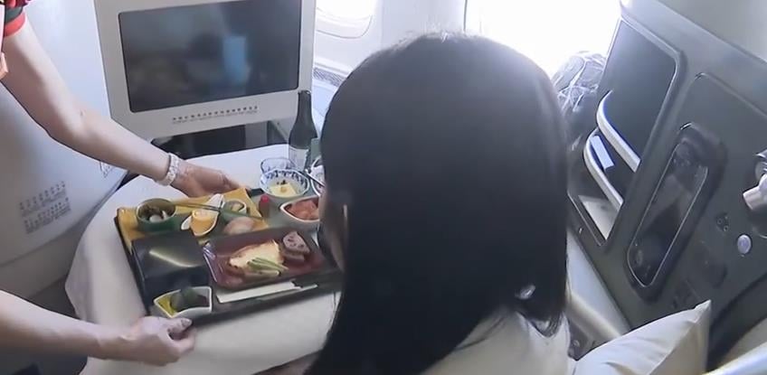 他搭機見鄰座不看電影只盯「1畫面」超困惑！釣出一票愛好者認同：這時才能看