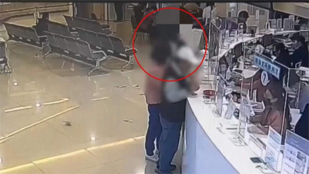最美的風景是人！就醫「２萬灑滿地」　醫院行政拾金不昧「全額送警局」