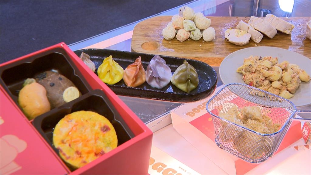 寵物年貨大街開跑！　狗狗試吃年菜.穿新衣　業者預估：有望成長五成業績