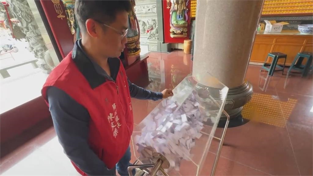 屏東宮廟過年辦"免費擲筊賽" 連擲20聖筊"有望抱走300萬"