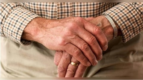 87歲翁突變沉默！對家人超冷淡疑失智　一查竟是「耳屎太多」害的