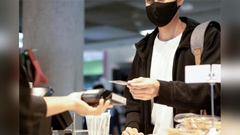 台灣人結帳「反射動作」引共鳴　掏錢先做這件事　網驚：沒說出口渾身不對勁