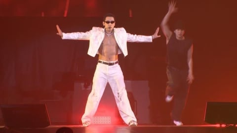 太炸裂！韓流天王Rain二度攻蛋　開場「半裸」大秀八塊肌