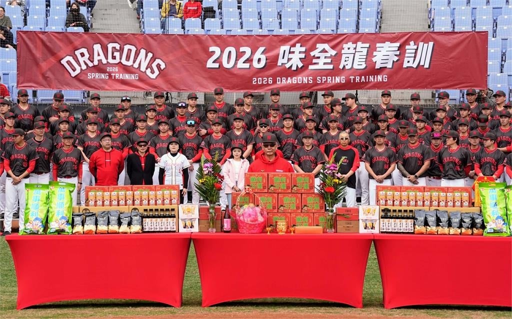 中職／新球季變成「味全的阿公」！樂天桃猿前冠軍教頭古久保健二龍隊開訓典禮現身