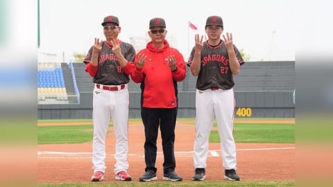 中職／新球季變成「味全的阿公」！樂天桃猿前冠軍教頭古久保健二龍隊開訓典禮現身