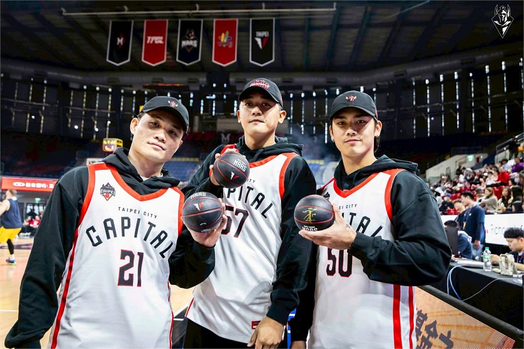 籃球(影)／場邊敷面膜當自己家！拿莫·伊漾「大鬧」戰神主場！國中同學竟是「他」