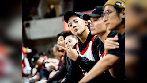 籃球(影)／場邊敷面膜當自己家！拿莫·伊漾「大鬧」戰神主場！國中同學竟是「他」