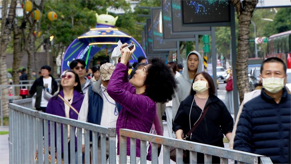 攀岩之神Alex練爬台北101　目擊者驚：以為在修理！