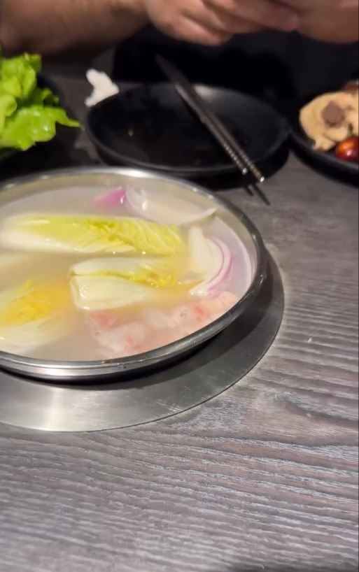 西門町連鎖火鍋店"小強亂竄" 業者道歉:例行清消導致