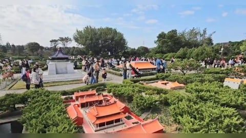 小人國亂象多！　小朋友闖迷你模型禁區、趴建築　遊客看傻眼