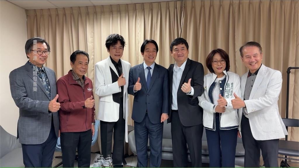 洪榮宏高雄開唱鐵粉現身！　賴總統後台追星打氣　