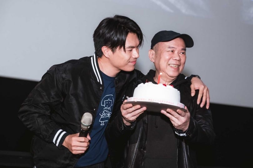 導演陳玉勳（右）驚喜現身，替即將生日的演員柯煒林慶生，現場超過 600 名觀眾齊唱〈生日快樂歌〉氣氛溫暖動人。（圖／華文創提供）