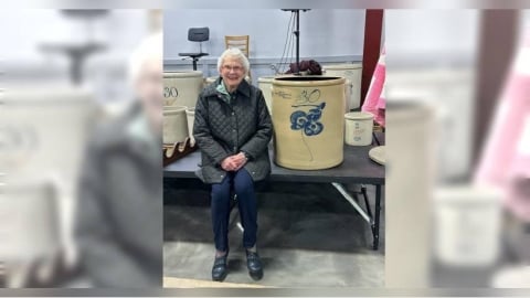 平凡陶罐丟門口40年！專家一看「是珍品」拍出天價　91歲嬤嚇到腿軟