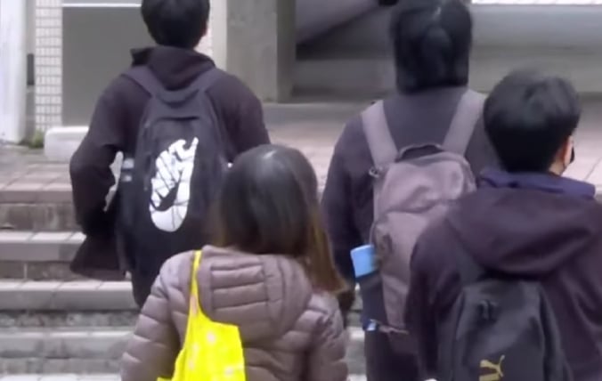 女兒排名「倒數第一」母1句話眾人暖哭…網揭童年陰影：要穿長袖去上學！