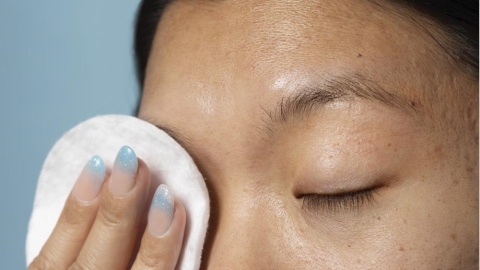 防曬擦了到底要不要卸妝?專家:「4種情況」的清潔考量!