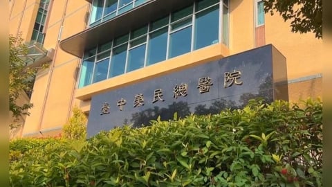 新影片曝光！　醫材業者對女病患開刀　主刀醫師未穿手術衣一旁「抱胸監督看」