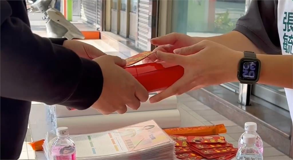 別當盤子！網路高價賣「台灣尚勇」春聯　綠議員：有免費的