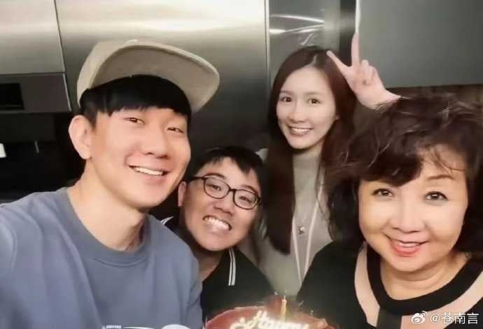 Mida曾與林母合照。（圖／翻攝微博／蒼南言）