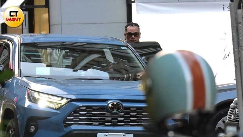 張育成頂著招牌黑人頭離開髮廊準備開車返家。（圖／本刊攝影組）