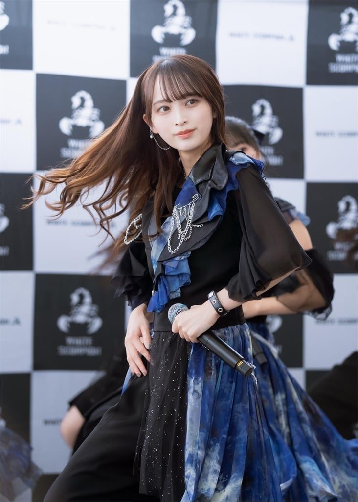 日女偶像「仙氣回眸照」掀百萬人朝聖！網驚喊：第一眼以為是AI…